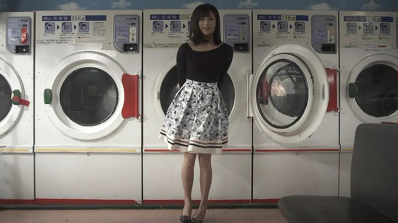 《投币洗衣机》一台神奇愿望洗衣机,不但能出钱,还能变出女人