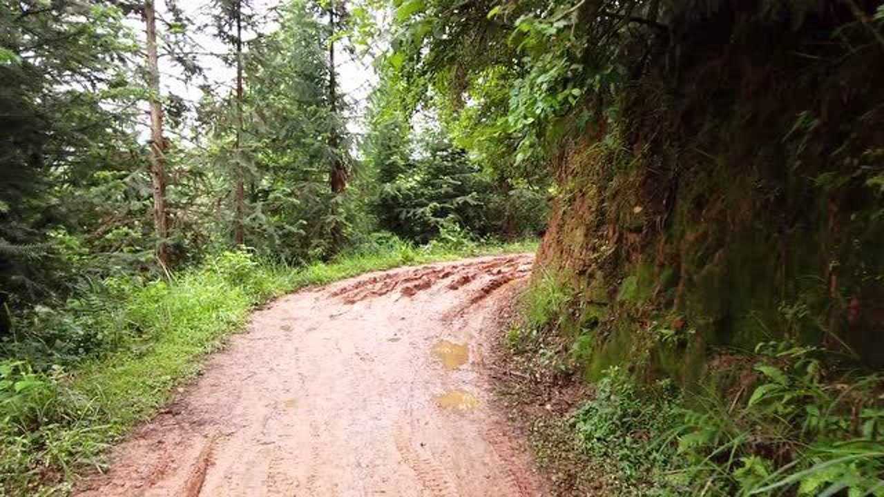 行走贵州大山,这样的山路你遇到过吗?这就是大山里的泥巴路