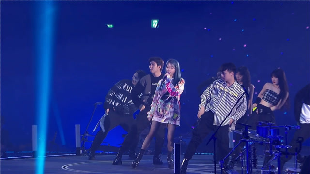 李知恩演唱会疯了伴舞全被iu魔性舞姿带跑偏音乐一响就是蹦迪现场