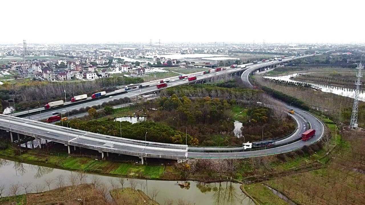 航拍:通往洋山深水港码头的s2高速公路,繁忙的集装箱车