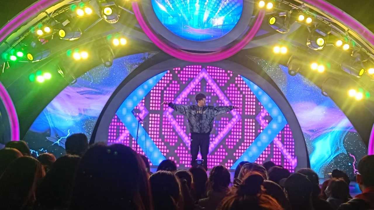 大唐不夜城网红演唱会,小哥哥翻唱《辣妹子》