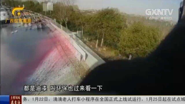 货车在高速发生故障,滚下200桶油漆,高速路上秒变“油画”