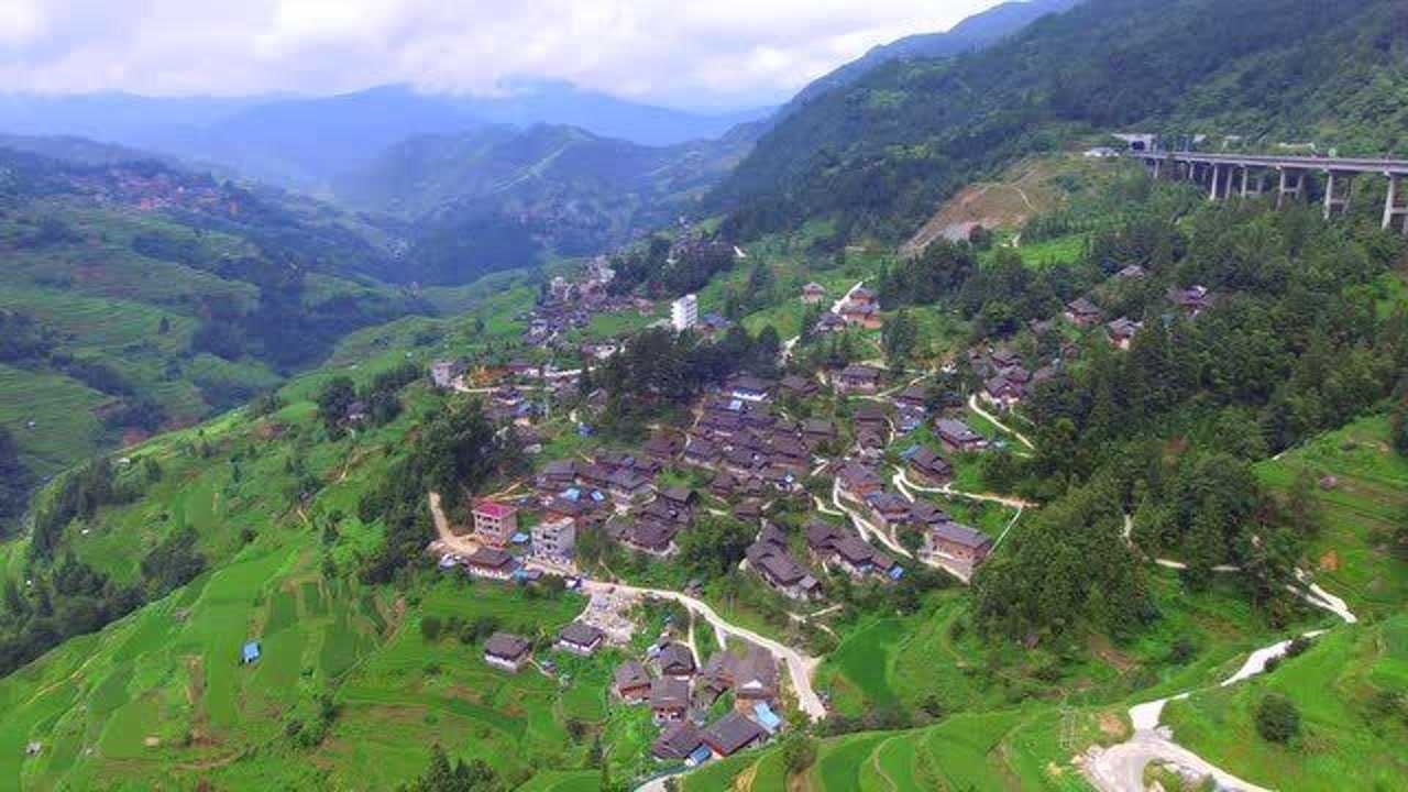 大山里的苗族古寨,一栋栋吊脚楼布满整片山区,好美好壮观啊