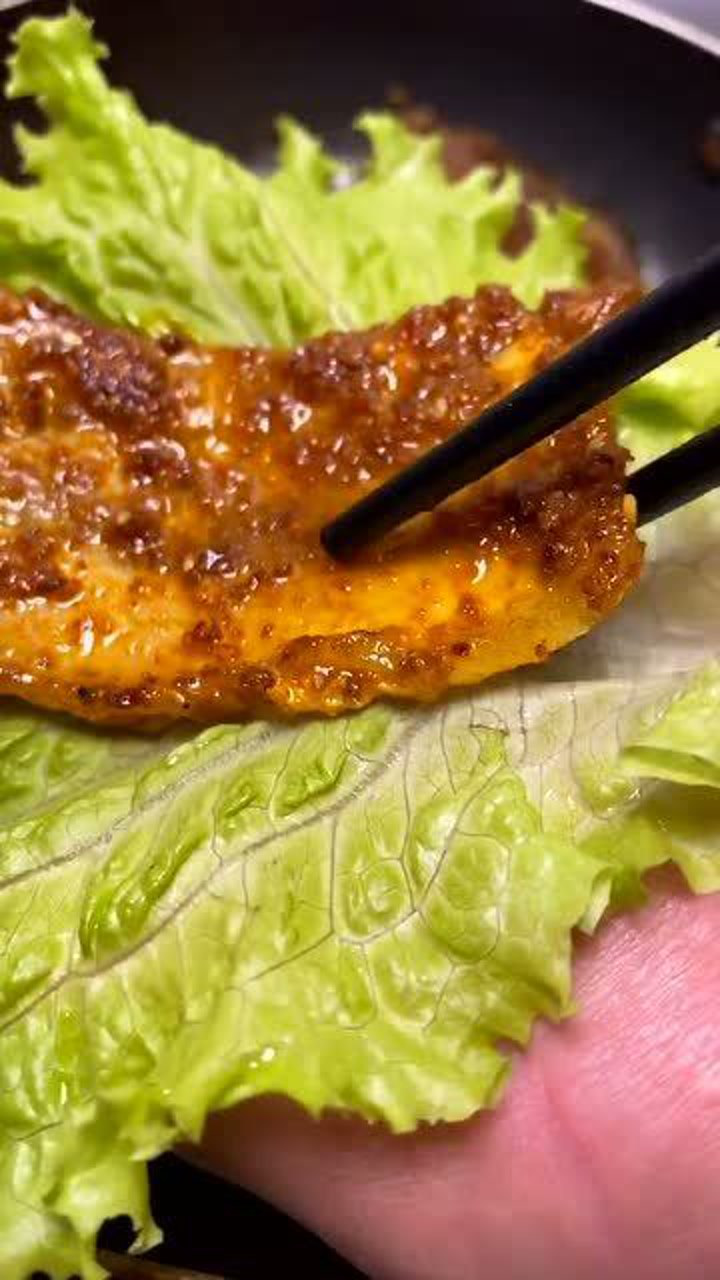 今天教大家做一个煎五花肉,这玩意卷上生菜真叫一个绝了!