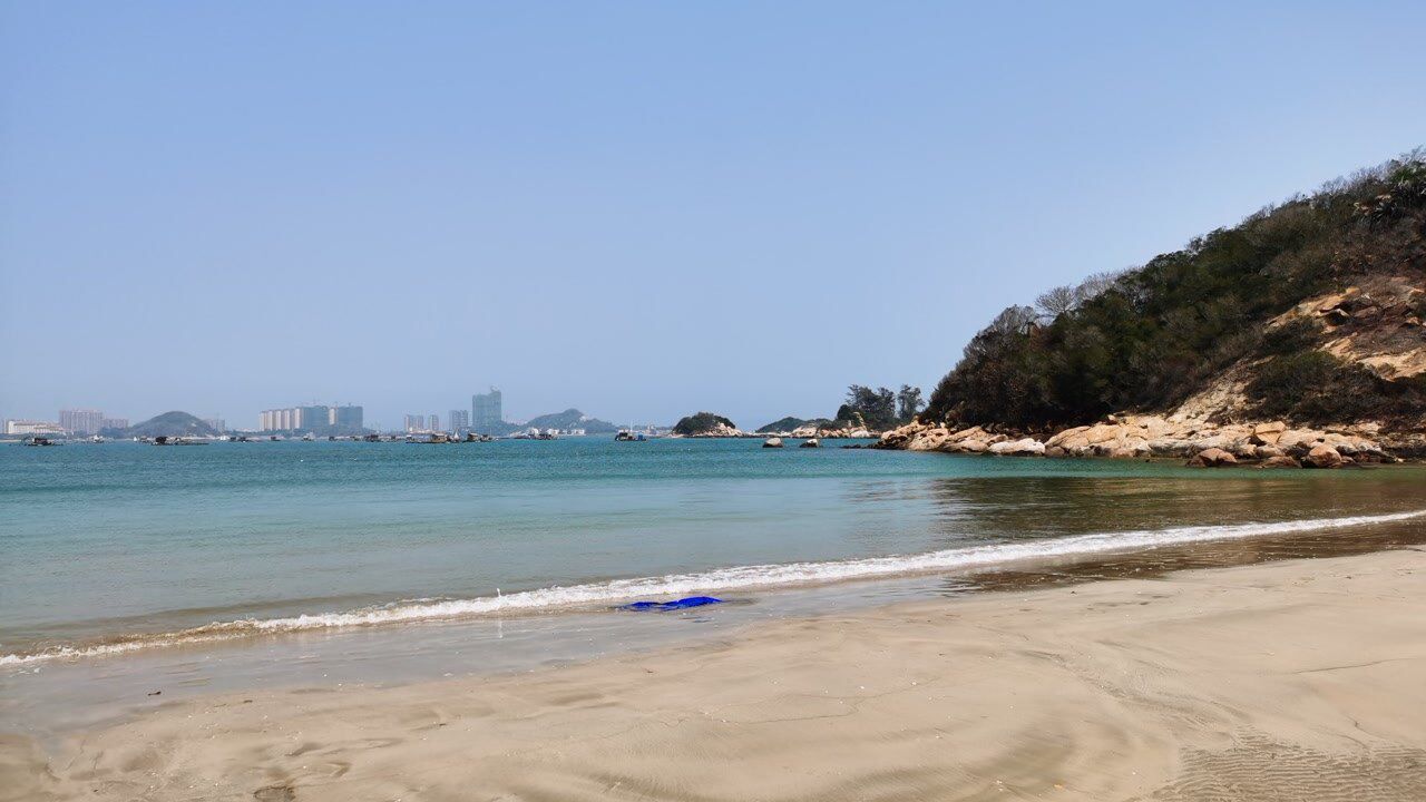 东山岛上的金銮湾沙滩,有东方马尔代夫的美称,沙子细腻金光闪闪_腾讯