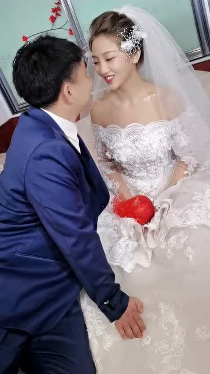 新郎接吻伸舌头，被00后新娘一语道破，新郎瞬间尴尬了！_腾讯视频