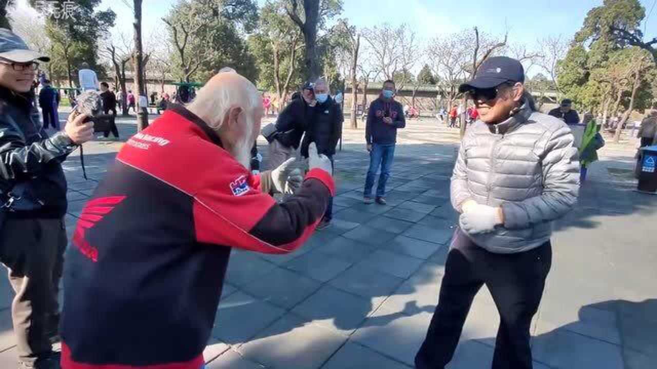 北京天壇公園問來這鍛鍊的人都有毛病大爺說出了大實話