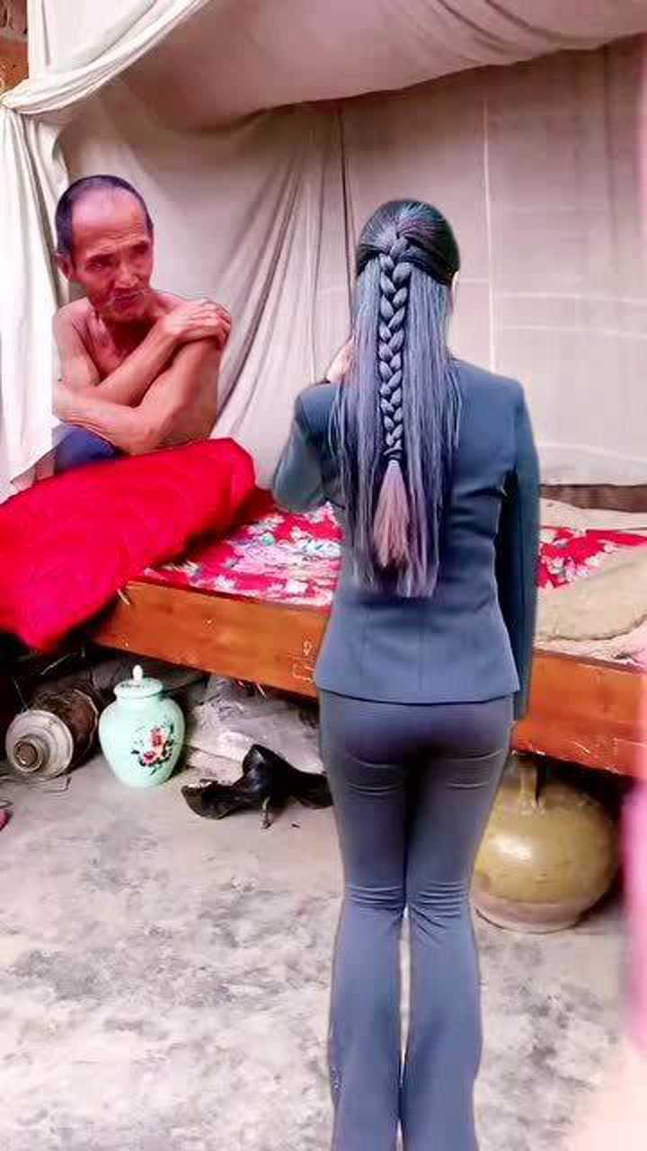 儿媳妇在跳舞老公公的嘴里在说些什么