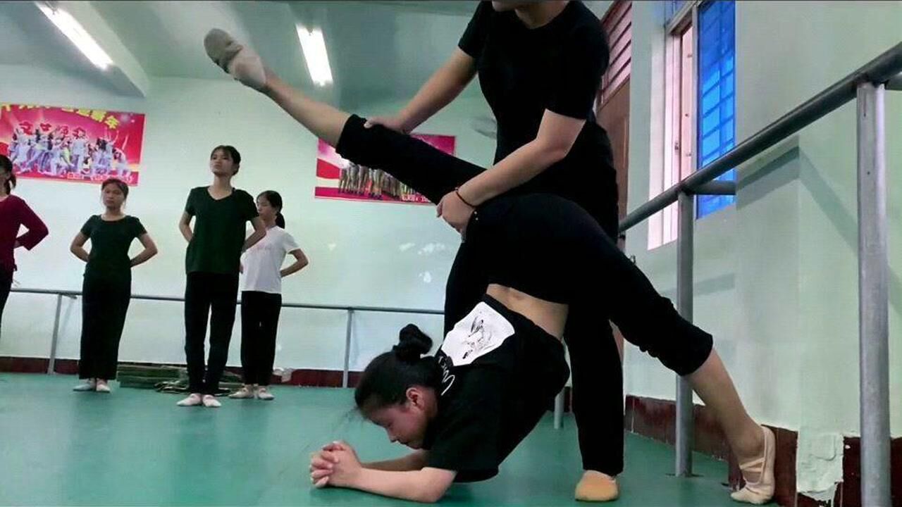我们舞蹈生要压腿撕腰撕跨撕腿练技巧