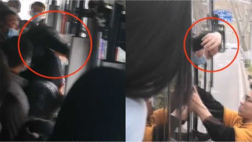 女生公交车上遭陌生男子猥亵，男子跳窗逃跑时被市民直接塞回车内