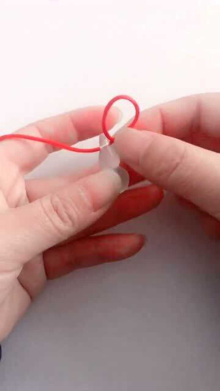 简单的吊坠绑法,吊坠这样绑,又简单又实用