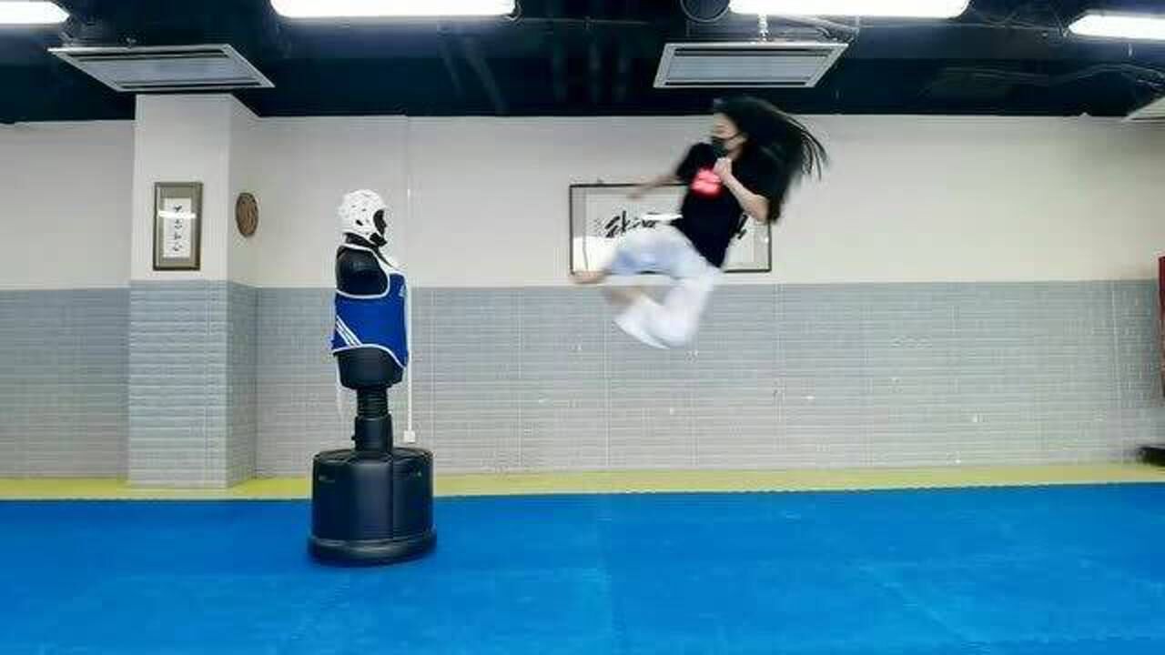 身为跆拳道黑带的女孩现场表演踢飞假人这种性格真担心找不到婆家