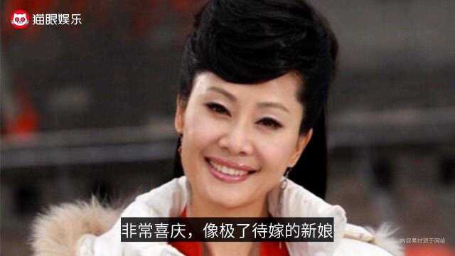 55岁于文华罕出镜!穿红裙被赞像待嫁新娘,恨天高鞋底超厚重