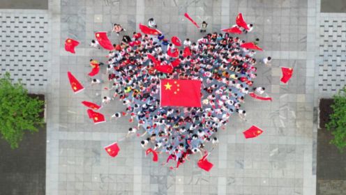 “我们对未来充满了希望”！惠州青年表达肺腑之言，“人形爱心”比心祖国