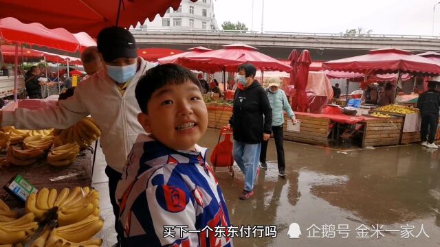 青岛早市随拍:早市上人不少,看看都有哪些海货?价格比威海便宜