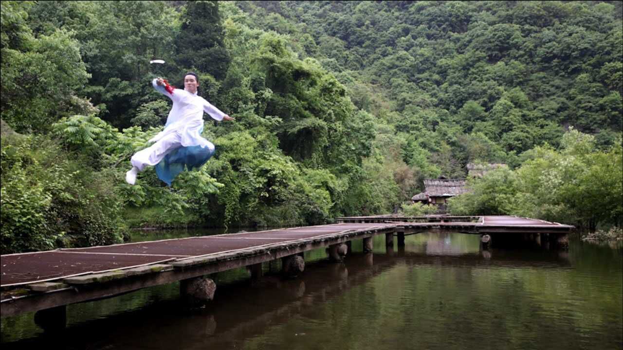 逍遙谷來了武當劍俠,舞一段飄逸的劍法,景美劍美風景美!武當凌雲