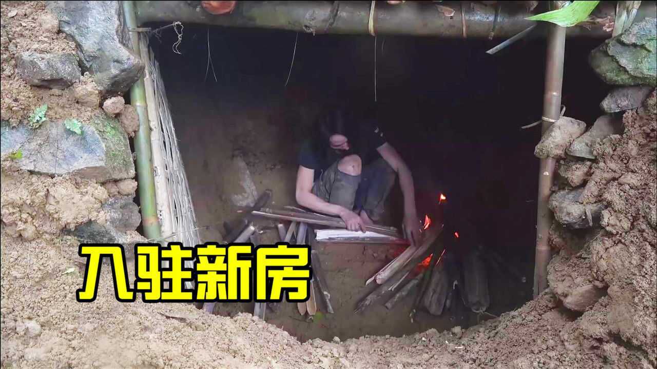 荒野大神独居野外遇到狂风暴雨天气太冷了只能建造地下庇护所