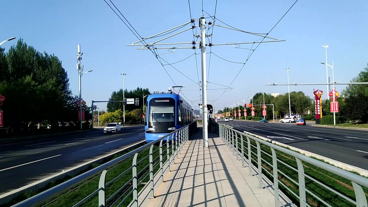 沈阳浑南有轨电车5号线列车驶离李石寨站(该站位于抚顺境内)