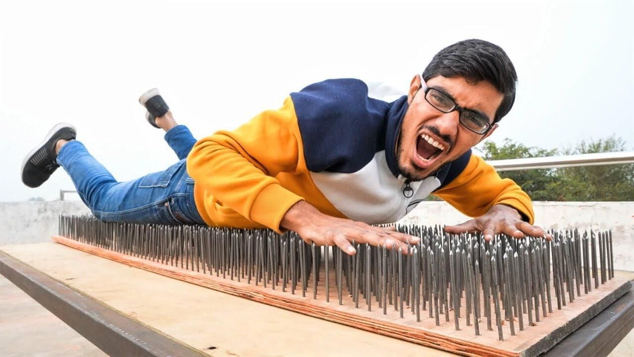 小伙作死实验滚钉板加胸口碎大石这可是1500根钢钉啊