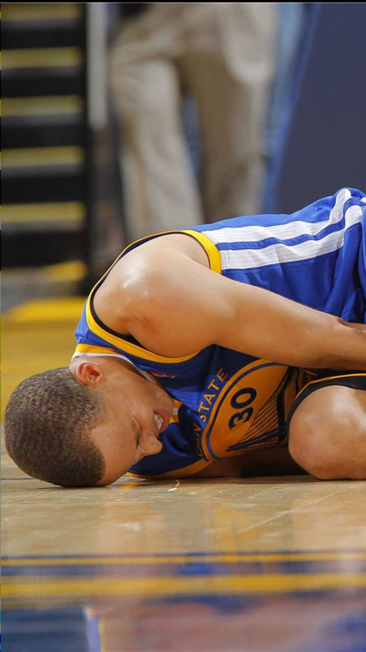 新秀库里太脆了!小学生脚踝受伤 脸嫩的能捏出水!