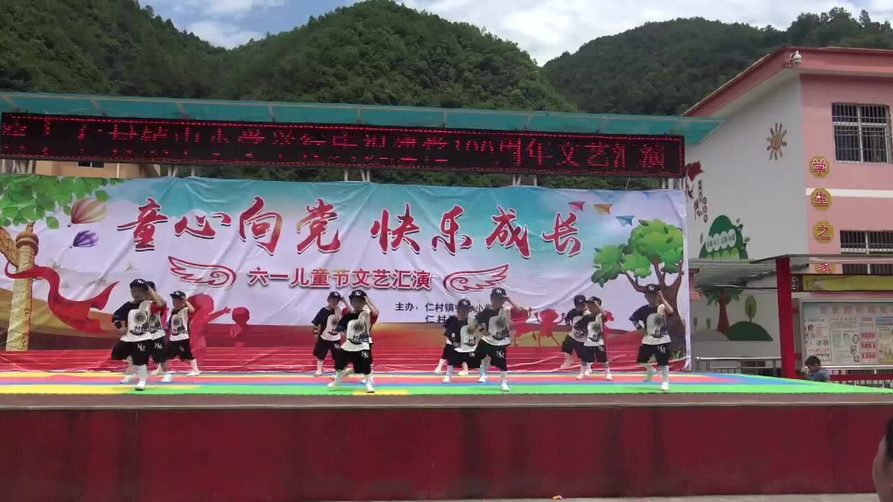 幼儿园庆祝建党舞蹈图片