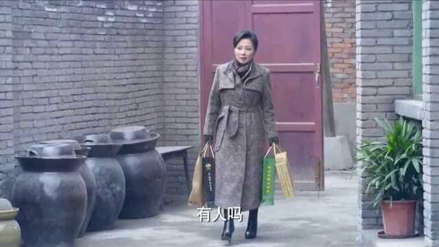 女人当年把女儿扔掉,如今有钱来认亲以为女儿会原谅,做梦