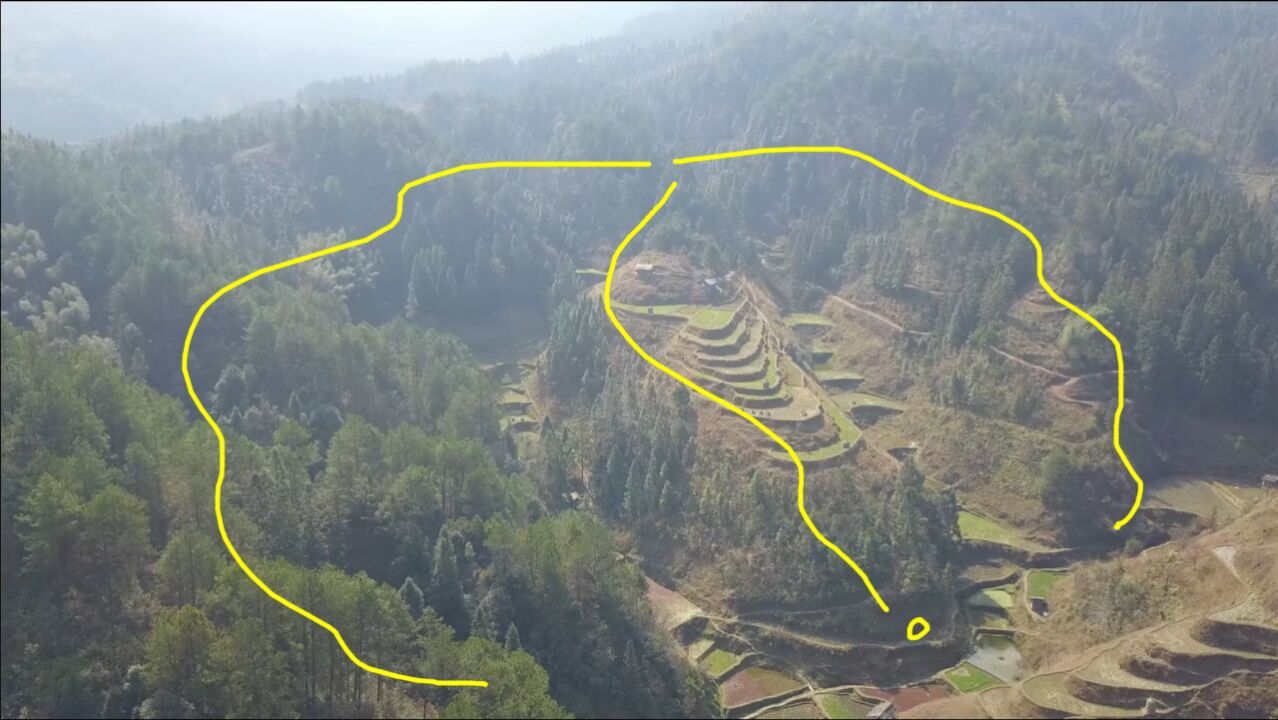 "飞凤落巢",左有龙楼,右有凤阁,可惜没人选中的风水宝地