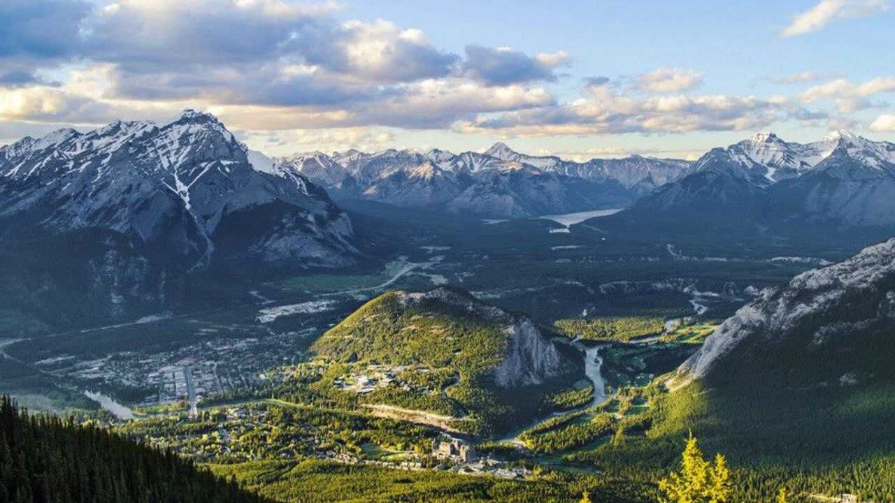 安第斯山脉,长7200公里宽200公里,拥有白雪皑皑的山顶