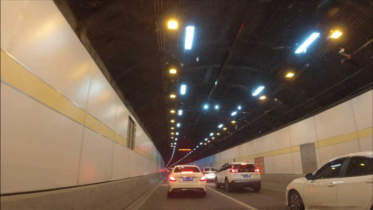 实拍南京定淮门长江隧道,被誉为"江底70米深处的世界级工程"