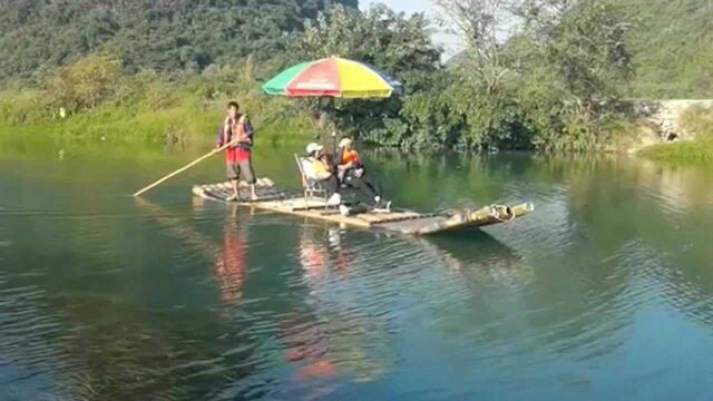 桂林山水甲天下,风景如画坐着小竹筏观赏,这生活真是惬意!