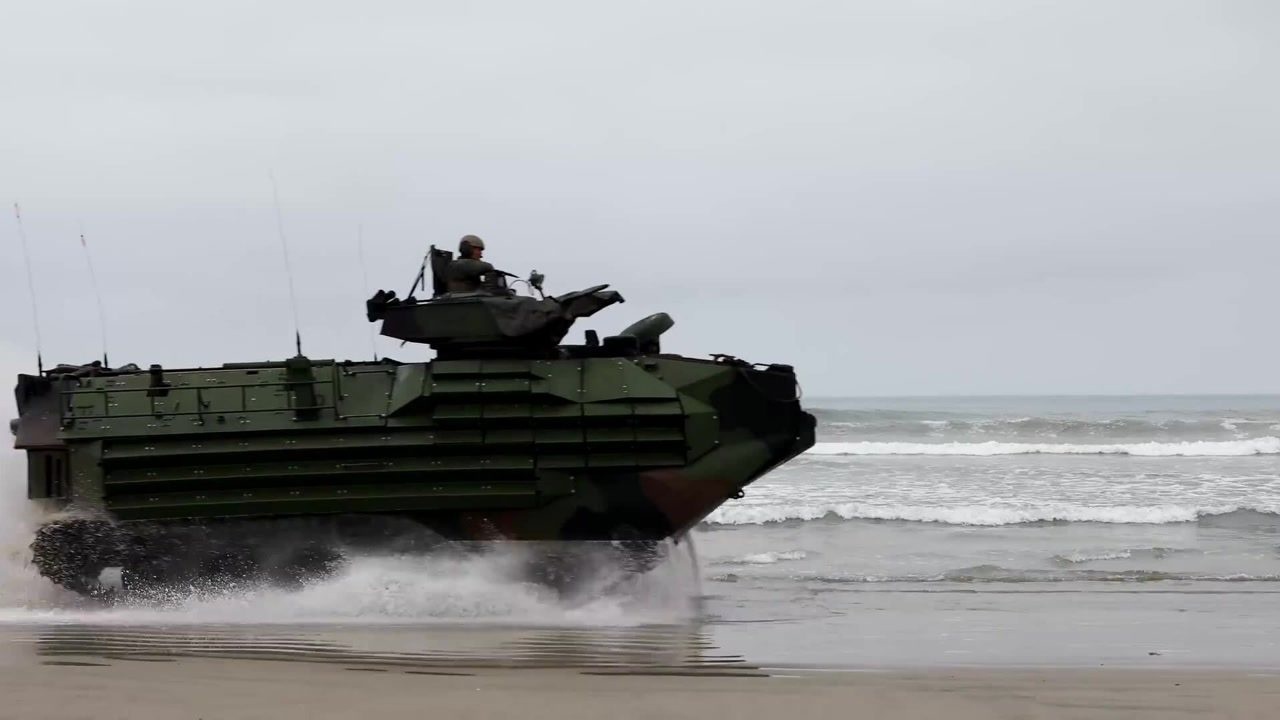 美国海军陆战队aav7两栖突击车潜水登陆训练