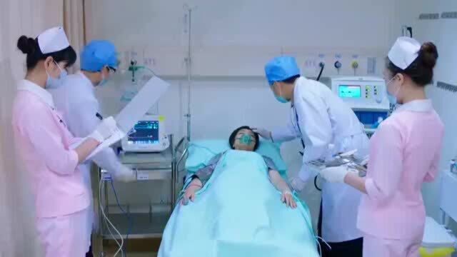 家庭秘密:子月给光辉钱去缴费,被告知丽华可能偏瘫,若冰很惊讶