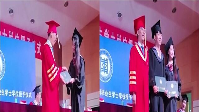 学位授予仪式院长和女生合影,台下同学莫名欢呼,原因令人捧腹!