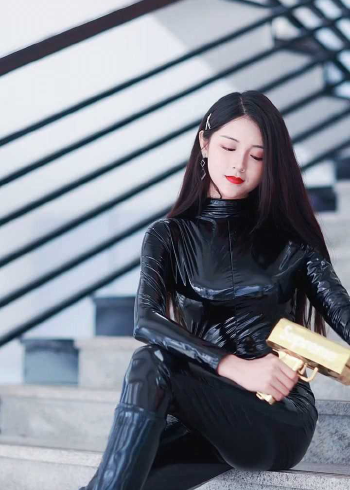 连体皮衣皮裤车模