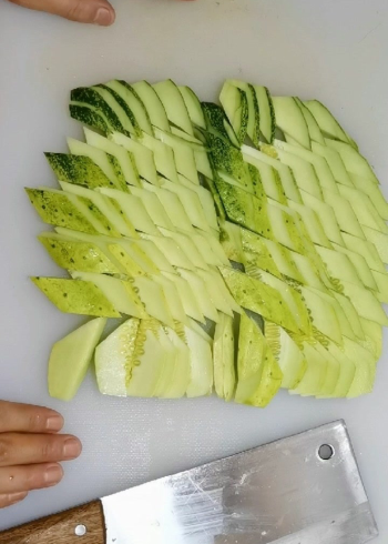 黄瓜菱形片的标准切法