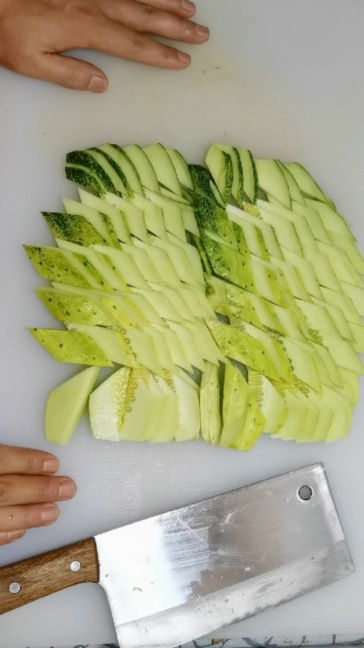 黄瓜菱形片的标准切法