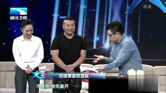 李海强现场展示“铁砂掌”,徒手碎砖头震惊四座丨大王小王