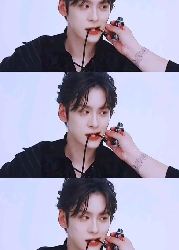 魏哲鸣这个斜嘴笑也太撩了吧,太可了!