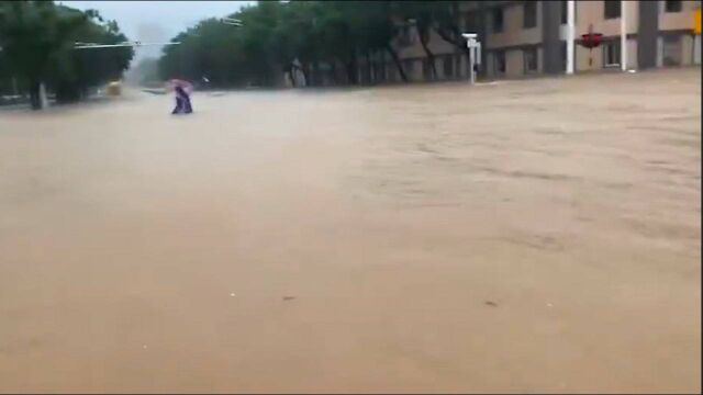 河南安阳今晨发布暴雨红色预警:路面积水严重,全市所有公交停运