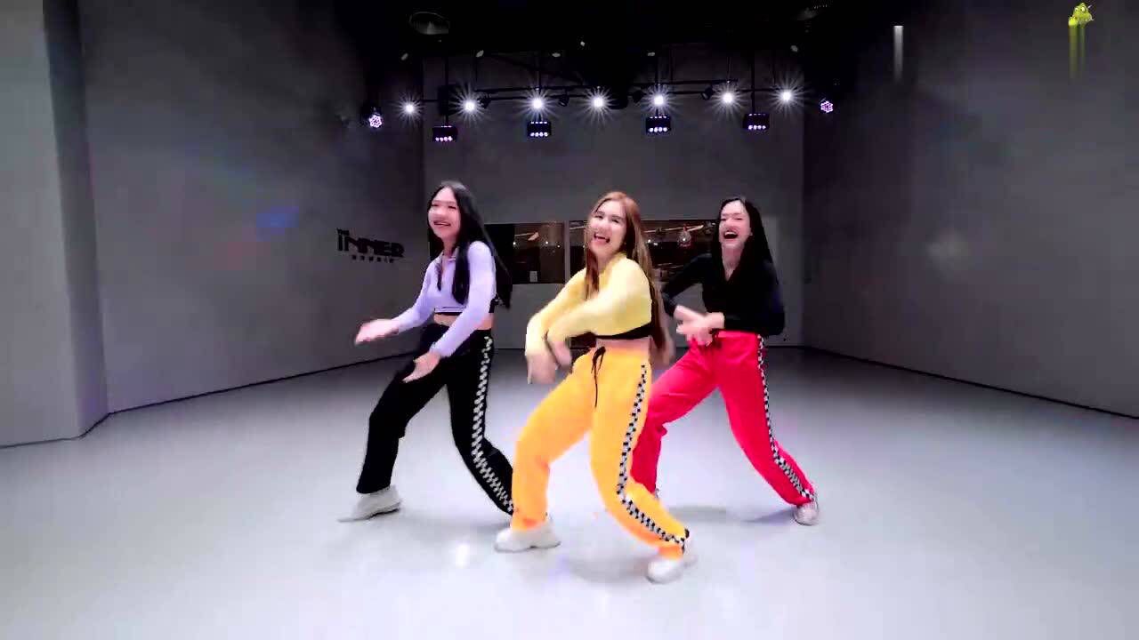 泰国美女的魔性搞笑舞蹈,太绝了!