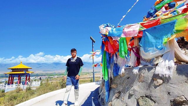 新疆温泉阿尔善敖包,是温泉的意思,已有千年之久