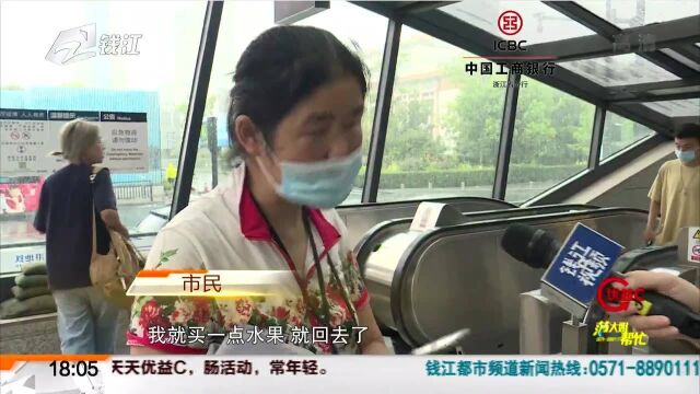 防御台风“烟花”:市政24小时值班检查涵洞隧道 市民表示屯粮少出门