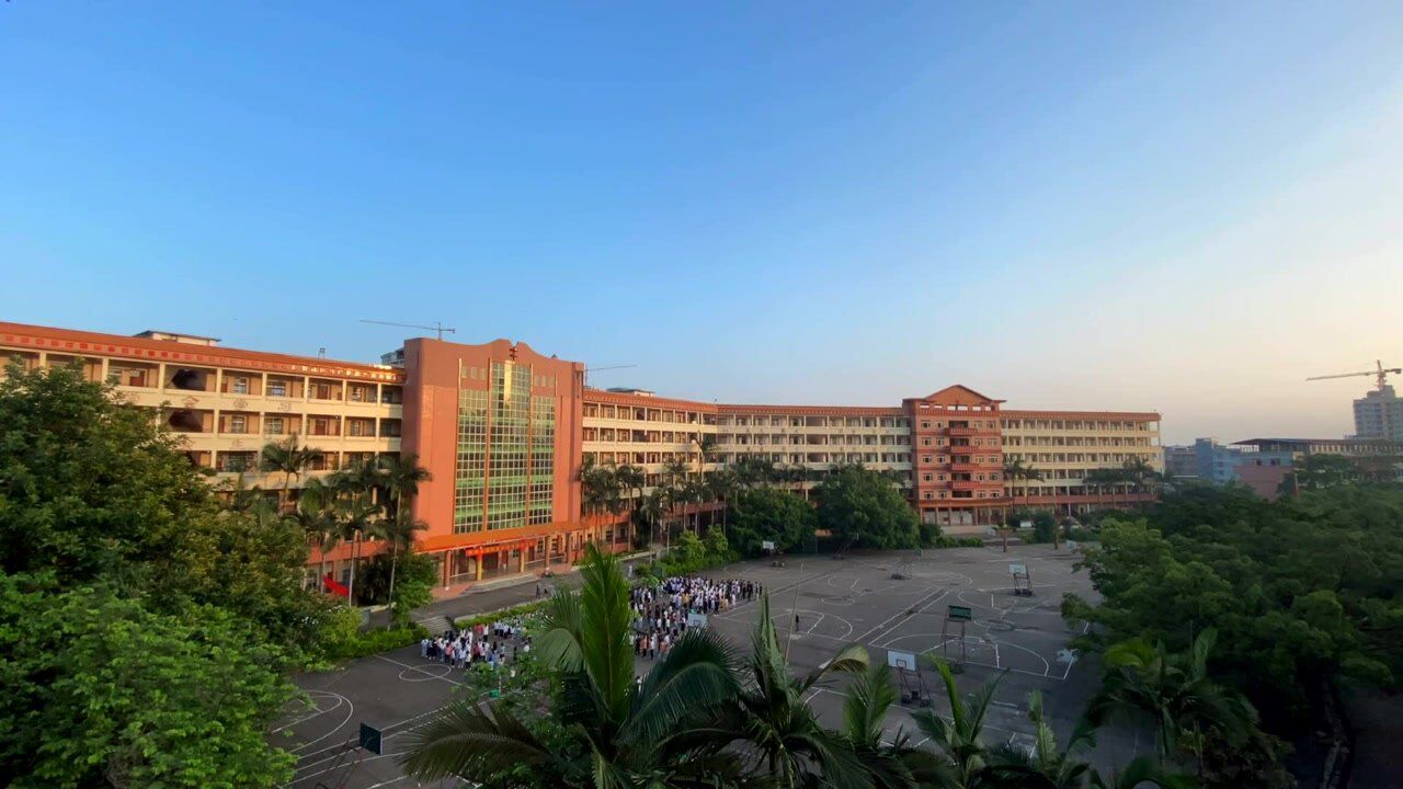 忙碌的校园清晨——平南县朝阳高中.学生迎着朝阳,带着自信,走进教室.