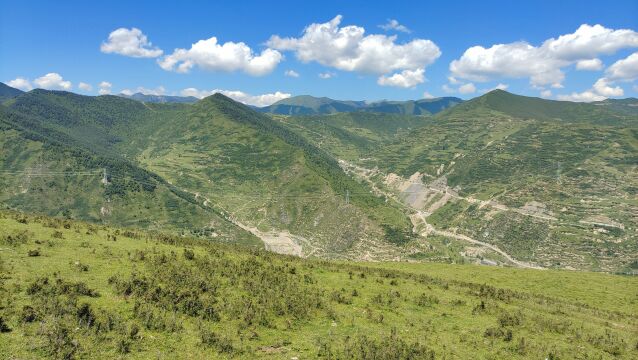 四川:松潘县海拔3200多米的塔坪山,高山草原