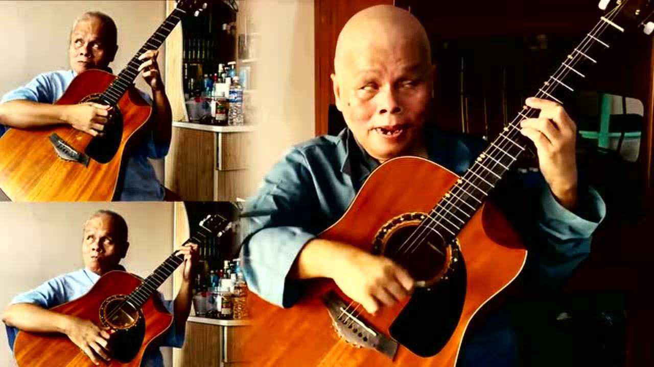 越南老爹吉他弹奏《路灯下的小姑娘》,让人回味经典,太动感了