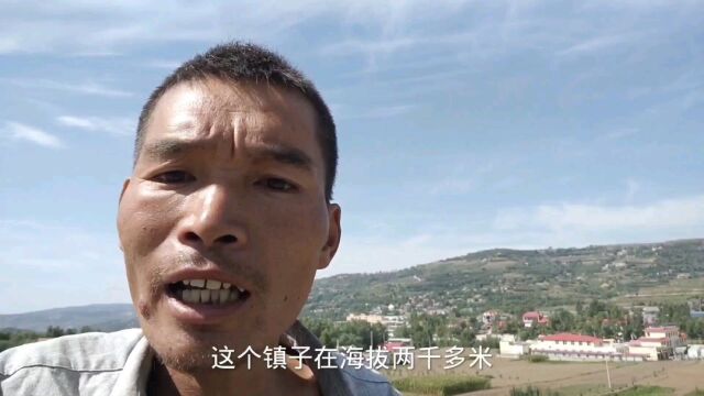 甘肃:积石山县海拔2000多米的小镇,看看癿藏镇的周围的群山景色