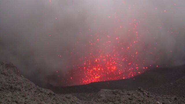 近距离实拍火山爆发的过程,岩浆四处飞溅,场面比电影特效还震撼