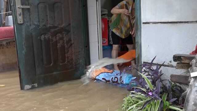 江苏射阳2小时强降雨 居民家中积水到小腿 消防全体出动紧急排涝