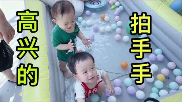 给中韩双胞胎萌娃搭个小泳池!韩国爷爷也来帮忙:小哥俩开心坏了