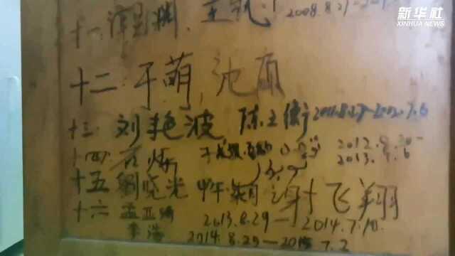 在这张旧书桌前,他们用青春答一道题——复旦大学研究生支教团23年扎根宁夏王民中学纪实